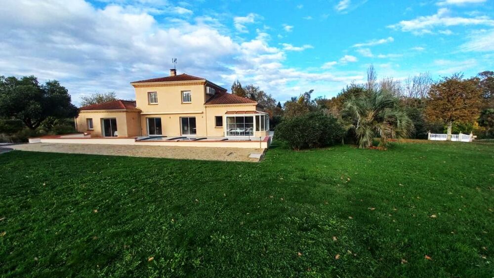 Villa, séjour, cuisine, 3 suites parentales, piscine, 2 garages, atelier, carport, abris bois..