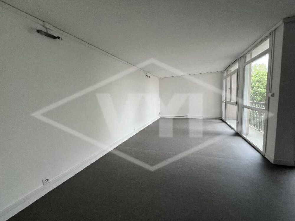 RARE SUR LE SECTEURÀ 3 minutes de la Gare RER D, des com....